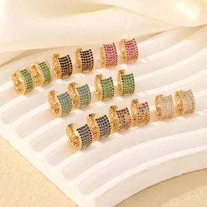 Minimalistische vergoldete Huggie-Ohrringe mit bunten Zirkonias und geometrischen Details