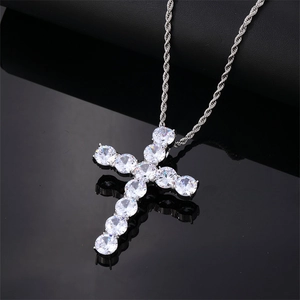 Collier hip hop avec pendentif croix en argent et zircons sur une chaîne torsadée élégante