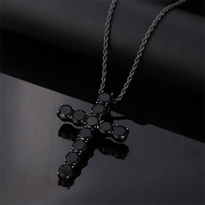 Collier gothique hip hop avec pendentif croix noire et zircons sur chaîne torsadée