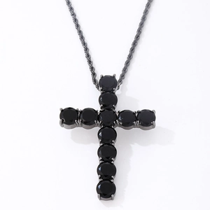 Collier gothique avec croix en pierres noires et chaîne en métal noir sur fond blanc