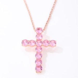 Détail du pendentif croix en cristaux roses avec chaîne torsadée en or rose