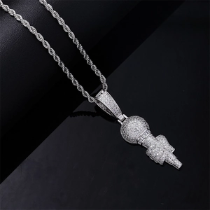 Détail macro du pendentif microphone hip hop argenté avec zircons blancs sur chaîne