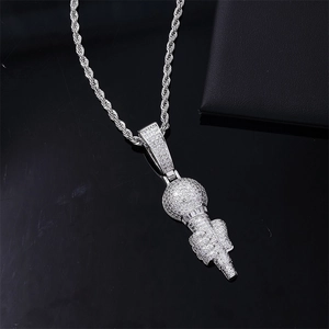 Collier hip hop argenté avec pendentif microphone en zircons et chaîne corde