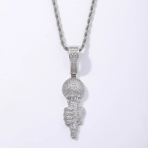 Vue détaillée du pendentif microphone hip-hop argenté avec zircons et chaîne cordelette