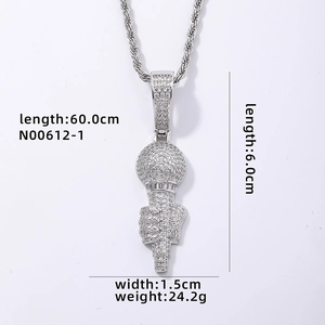 Détail du pendentif microphone serti de zircons cubiques pour un style hip hop