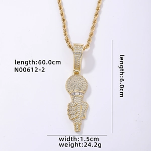 Détail du pendentif micro hip-hop avec zircons pavés et sa chaîne torsadée dorée brillante