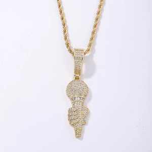 Détail du pendentif micro hip-hop plaqué or avec incrustation de zircone cubique