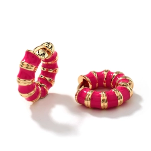 Orecchini a cerchio in smalto fucsia e oro con design a onde su sfondo bianco