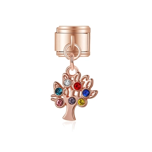 Détail macro du charm arbre en or rose avec pierres précieuses colorées pour bracelet