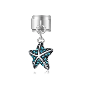 Détail d'un charm modulaire étoile de mer bleue avec strass scintillants et finition argentée