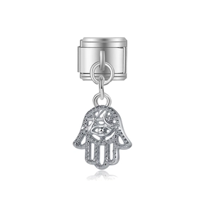 Détail macro du pendentif Main de Fatma avec œil maléfique et cristaux pour bracelet