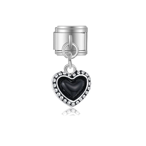 Détail macro du pendentif coeur style italien avec émail noir et bordure perlée argent