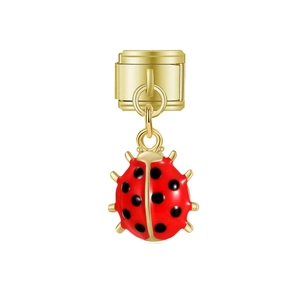 Détail macro d'un maillon de style italien avec pendentif coccinelle rouge et noire