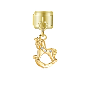 Gros plan d'un pendentif cheval à bascule doré avec zircons pour bracelet modulaire