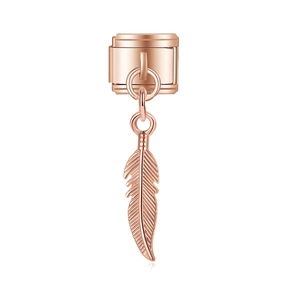 Détail du pendentif plume en or rose sur un bracelet à maillons de style italien