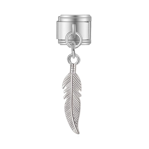 Détail d'un maillon modulaire en argent avec un pendentif en forme de plume ciselée