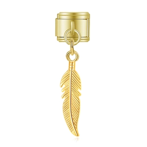 Détail d'un pendentif plume dorée pour bracelets modulables de style italien