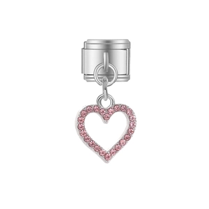 Détail d'un charme italien avec pendentif en forme de cœur et cristaux roses