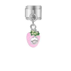 Détail d'un charm fraise rose avec cristaux verts et lien modulaire en argent