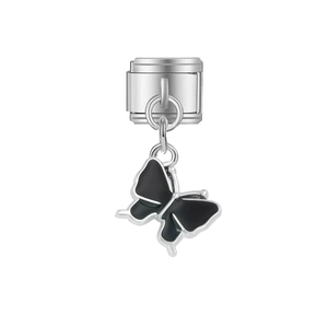 Détail macro du maillon de bracelet italien avec pendentif papillon en émail noir