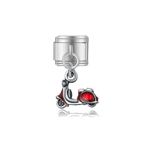 Détail macro d'un pendentif moto en émail rouge en argent sterling 925 poli brillant
