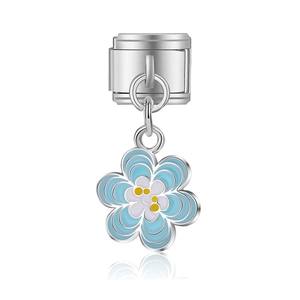 Détail d'un pendentif fleur bleu et blanc sur un bracelet modulaire en acier