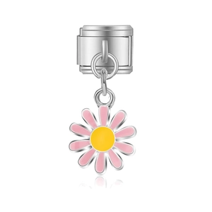 Détail du pendentif marguerite en émail rose sur un maillon modulaire en acier