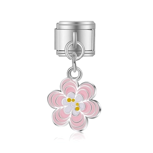 Détail d'un charm modulaire italien avec fleur en émail rose pour bracelets à composer