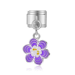 Détail d'un maillon italien avec pendentif fleur en émail violet sur métal argenté