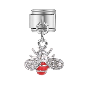 Dettaglio charm italiano con pendente ape scintillante in smalto rosso e cristalli