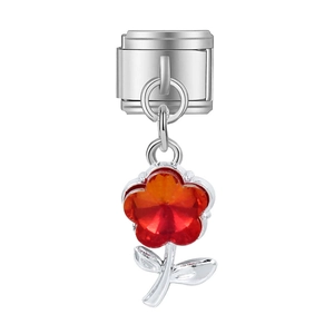 Dettaglio della maglia del braccialetto italiano con pendente a fiore rosso e cristallo