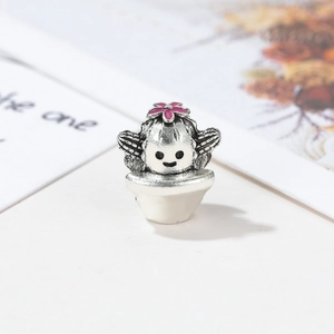 Charm cactus in argento con faccina sorridente e fiore rosa per creazione di gioielli