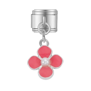 Dettaglio charm a fiore in smalto rosa con perla centrale per bracciale modulare