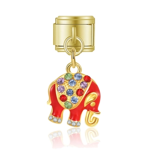 Dettaglio macro del charm modulare italiano con elefante in smalto rosso e cristalli