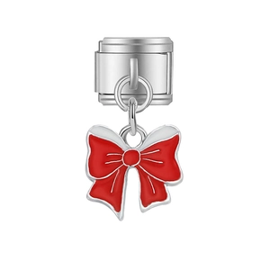 Dettaglio charm per bracciale italiano con pendente a fiocco in smalto rosso