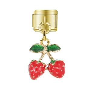 Dettaglio macro dei ciondoli a fragola in smalto rosso per braccialetti modulari italiani