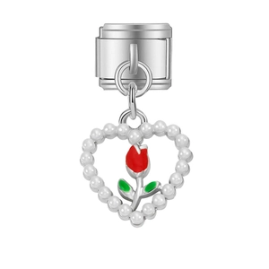 Vista macro di charm italiano con cuore di perle e rosa in smalto rosso vivace
