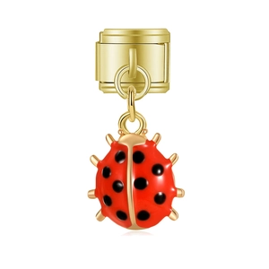 Vista macro di charm coccinella in smalto rosso su modulo maglia italiana dorata per DIY