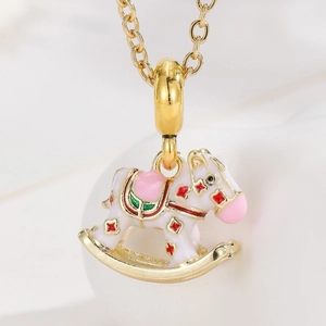 Collana con ciondolo a forma di cavallo a dondolo colorato in smalto bianco e rosa dorato
