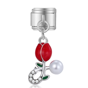 Dettaglio di un ciondolo italiano con tulipano rosso, perla bianca e cristalli