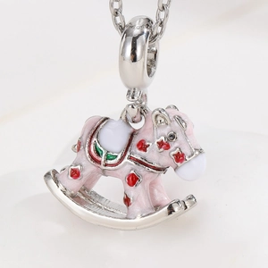 Ciondolo cavallo a dondolo in smalto rosa con cornice argento e fiori