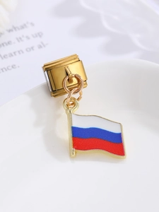 Detalle macro del colgante bandera rusa con baño de oro y esmalte blanco azul rojo