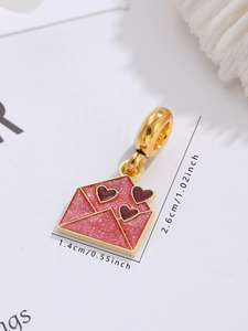 Makro-Detail von 2,6 cm Gold-Umschlaganhänger mit rosa Emaille und roten Herzen