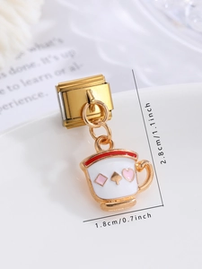 Detalle del colgante de taza de té chapado en oro con corazones y picas estilo poker