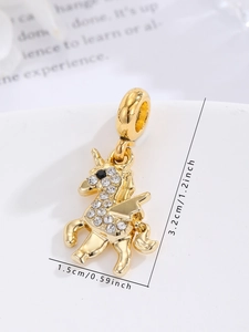 Détail du pendentif licorne doré avec strass blancs et mesures de dimensions
