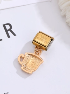 Detalle del charm italiano de acero inoxidable dorado con colgante de taza de café