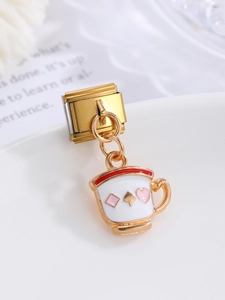 Detalle del dije para pulsera italiana con forma de taza de té y motivos de póker