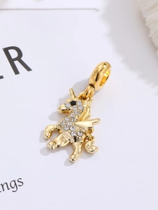 Détail d'un pendentif cheval ailé doré avec cristaux pour création de bracelets