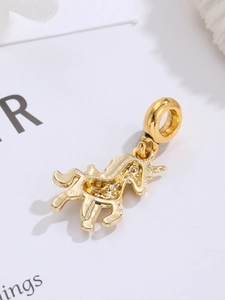 Détail d'un pendentif licorne doré poli brillant pour bracelets et colliers DIY