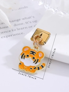 Detalle de dije de tigre en esmalte naranja con bordes dorados para pulseras italianas